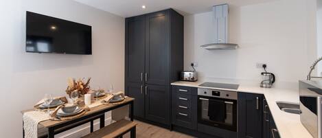 Réfrigérateur, micro-ondes, four, plaque de cuisson