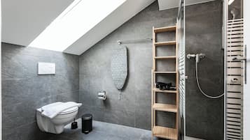 Een douche, een haardroger, handdoeken