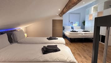 1 quarto, escrivaninha, ferros/tábuas de passar roupa, berço de viagem