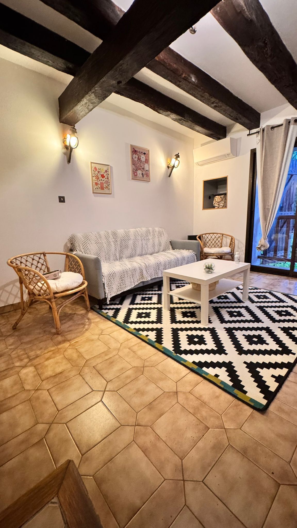 Smart-tv, böcker och en stereo