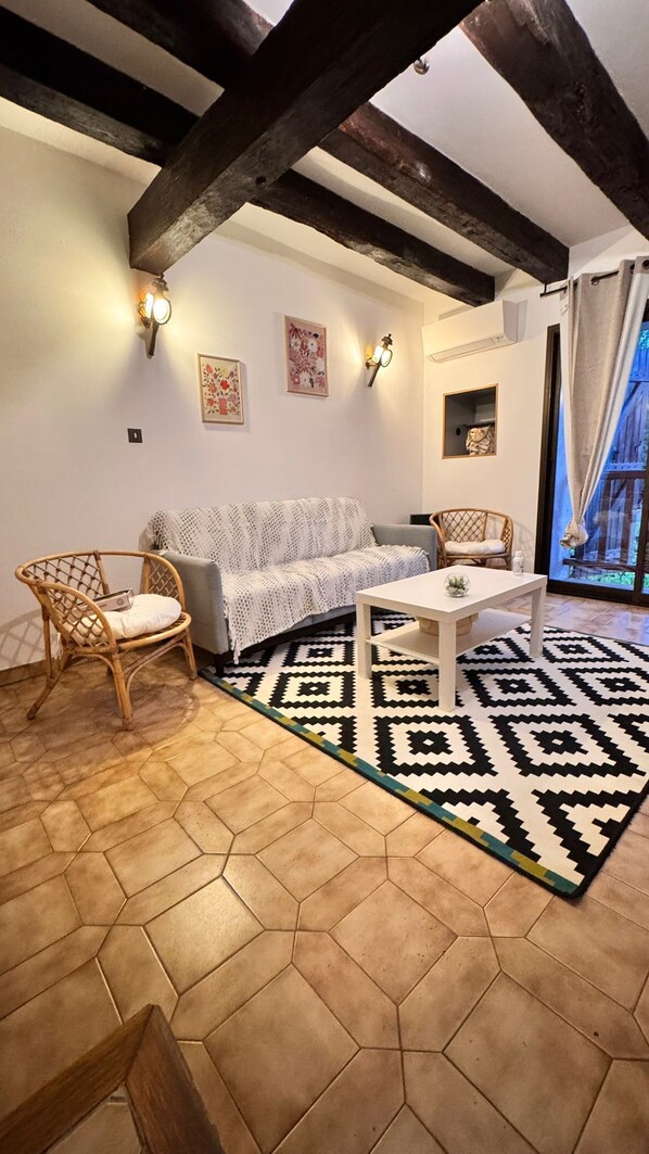 Smart-TV, bøker og stereoanlegg