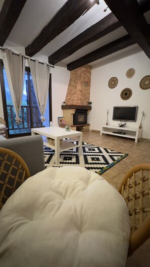 Smart TV, books, stereo