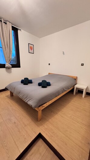 2 室のベッドルーム、旅行用ベビーベッド、WiFi (無料)、ベッドシーツ