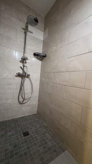 Douche, sèche-cheveux, serviettes fournies, papier toilette