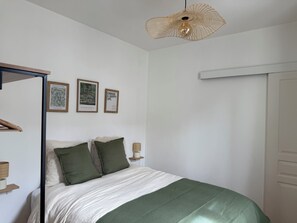 Iron/ironing board, WiFi, bed sheets