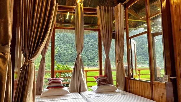 A room with two beds, wooden beams, large windows, and curtains. - Chai Eco House Mu Cang Chai (Mu Cang Chai)