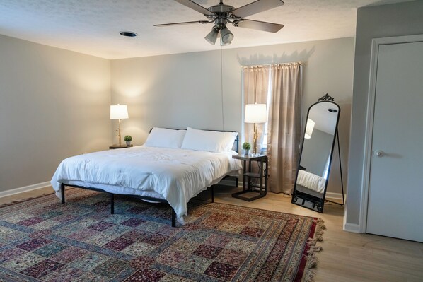 4 habitaciones, tabla de planchar con plancha, wifi y ropa de cama 