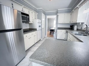 ثلاجة، ميكروويف، فرن، موقد طهي مسطح