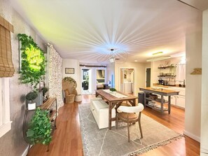 Un interior moderno con comedor, cocina y sala de estar con vistas.