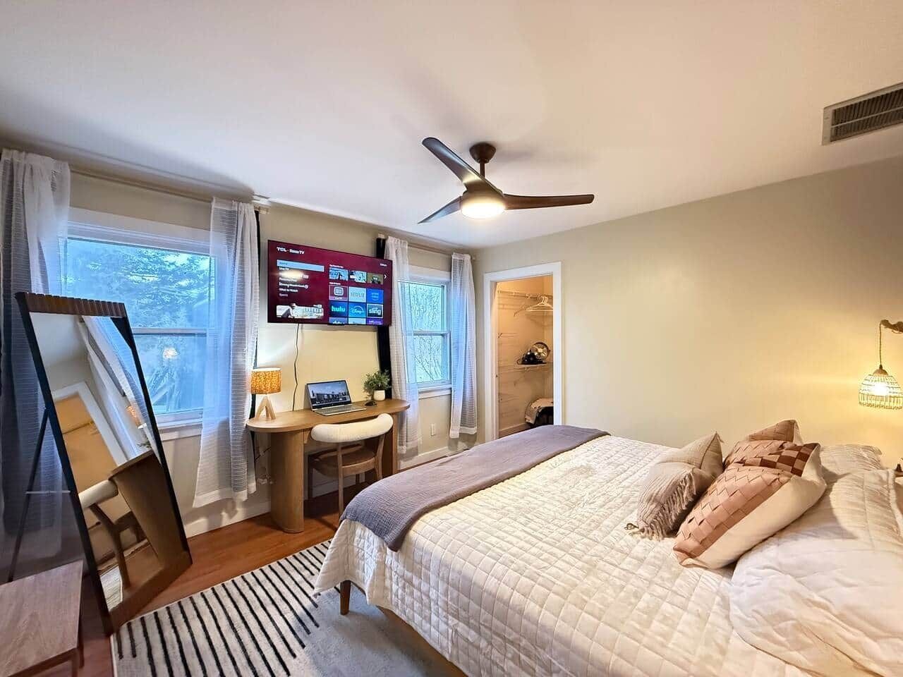 2 bedrooms, in-room safe, desk, iron/ironing board