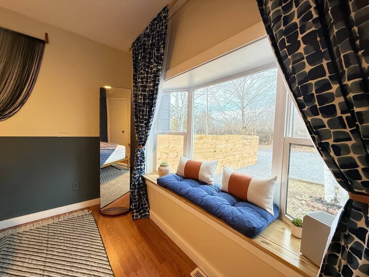 Smart TV, fireplace, books, music library