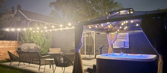 Pet-Friendly Hudson Escape w/ Hot Tub