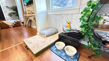 Desk, iron/ironing board, WiFi, bed sheets