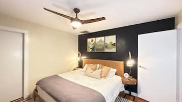 Desk, iron/ironing board, WiFi, bed sheets