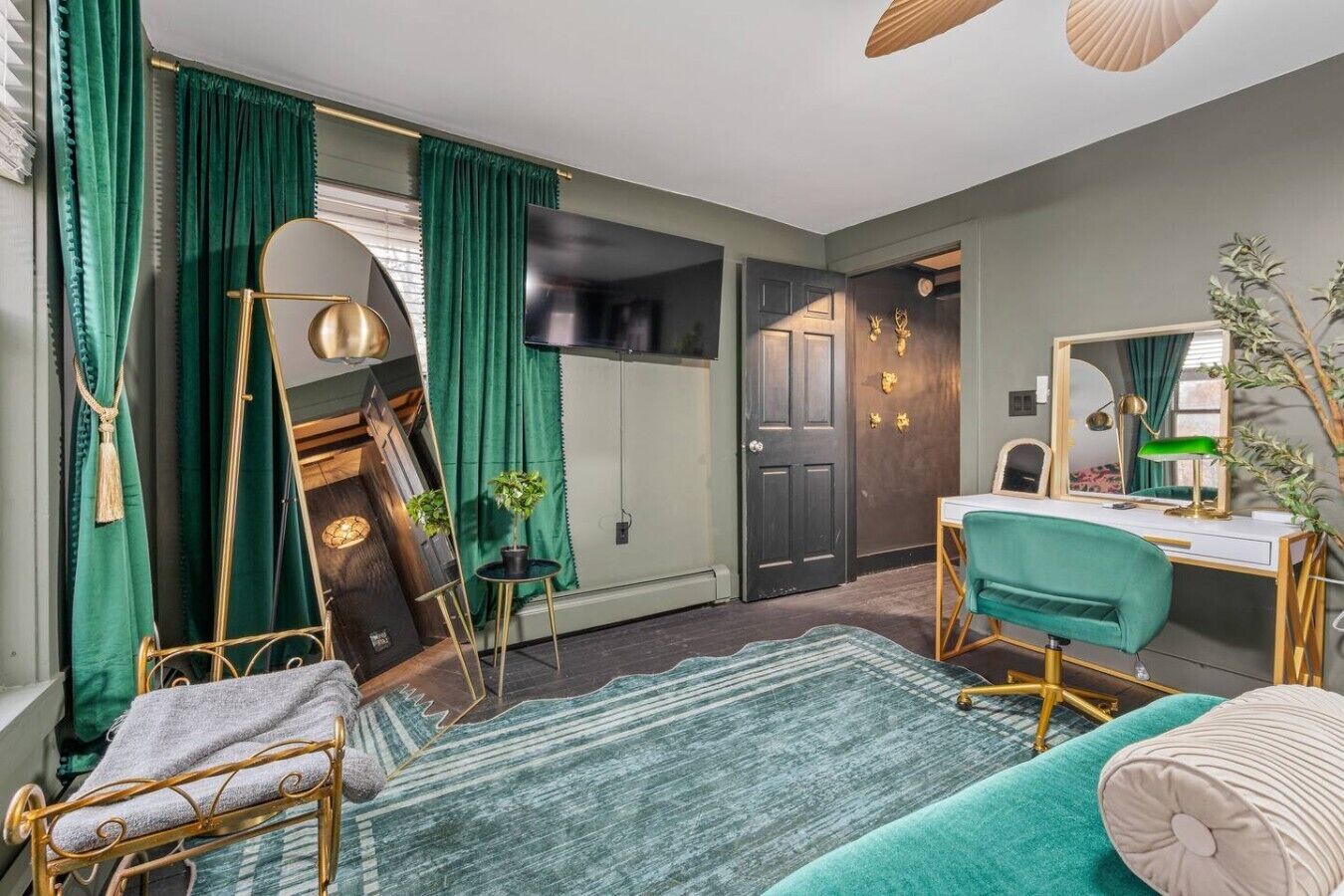 Desk, iron/ironing board, WiFi, bed sheets