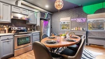Réfrigérateur, four à micro-ondes, un four, surface de cuisson