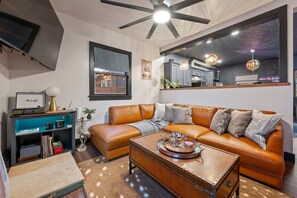 Fernseher, Kamin, Bücher, Musikbibliothek