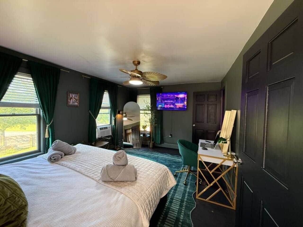 2 bedrooms, iron/ironing board, WiFi, bed sheets