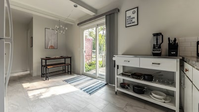 Charming 2-bedroom townhome - 1 Mile from MSU!!