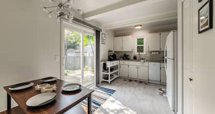 Charming 2-bedroom townhome - 1 Mile from MSU!!