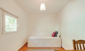 6 bedrooms, iron/ironing board, free WiFi, bed sheets