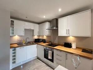 Kühlschrank, Mikrowelle, Ofen, Herdplatte