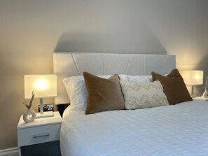 Escritorio, tabla de planchar con plancha, wifi y ropa de cama