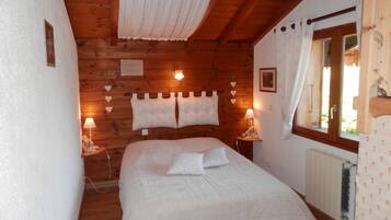 4 slaapkamers, een strijkplank/strijkijzer, reisbedje, gratis wifi