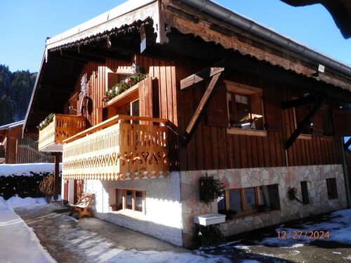 Chalet 4 * quiet and tastefully decorated located 900 m from the center, 80 m from the bus