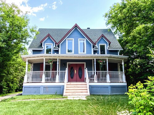 Frida Kahlo-Themed Apartment for Families - Steps to Beach, Vibrant Art & Nature