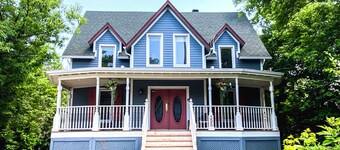 Frida Kahlo-Themed Apartment for Families - Steps to Beach, Vibrant Art & Nature