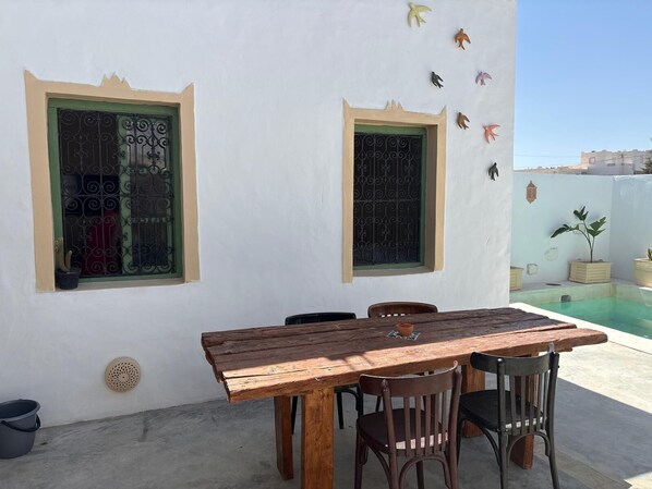 Outdoor dining