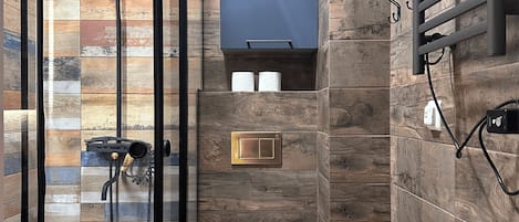 ヘアドライヤー、タオル、石鹸、トイレットペーパー
