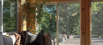 Lovely three bedroom cottage, with gourmet kitchen and cozy living room