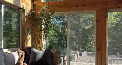Lovely three bedroom cottage, with gourmet kitchen and cozy living room