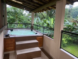 Tina de hidromasaje al aire libre