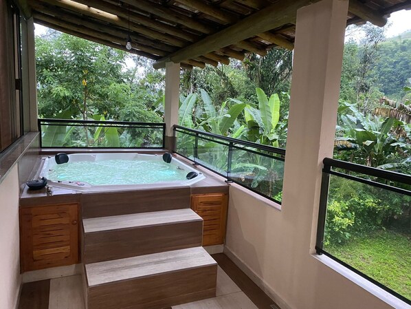 Outdoor spa tub