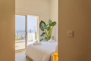 6 bedrooms, desk, iron/ironing board, travel crib