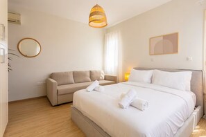 6 bedrooms, desk, iron/ironing board, travel crib