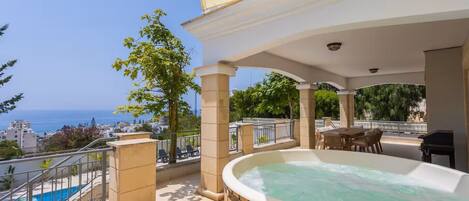 Tina de hidromasaje al aire libre