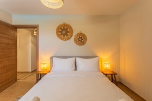 6 Schlafzimmer, Schreibtisch, Bügeleisen/Bügelbrett, Reisekinderbett