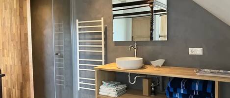 Serviettes fournies, savon, papier toilette