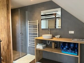 Serviettes fournies, savon, papier toilette