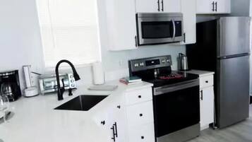 Micro-ondes, four, plaque de cuisson, lave-vaisselle