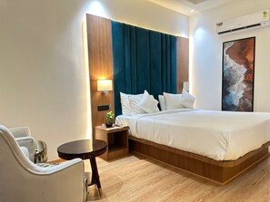 ห้องดีลักซ์ | โต๊ะทำงาน, พื้นที่ทำงานแบบใช้แล็ปท็อ ป, Wi-Fi ฟรี