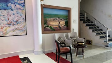 Coin salon dans le hall