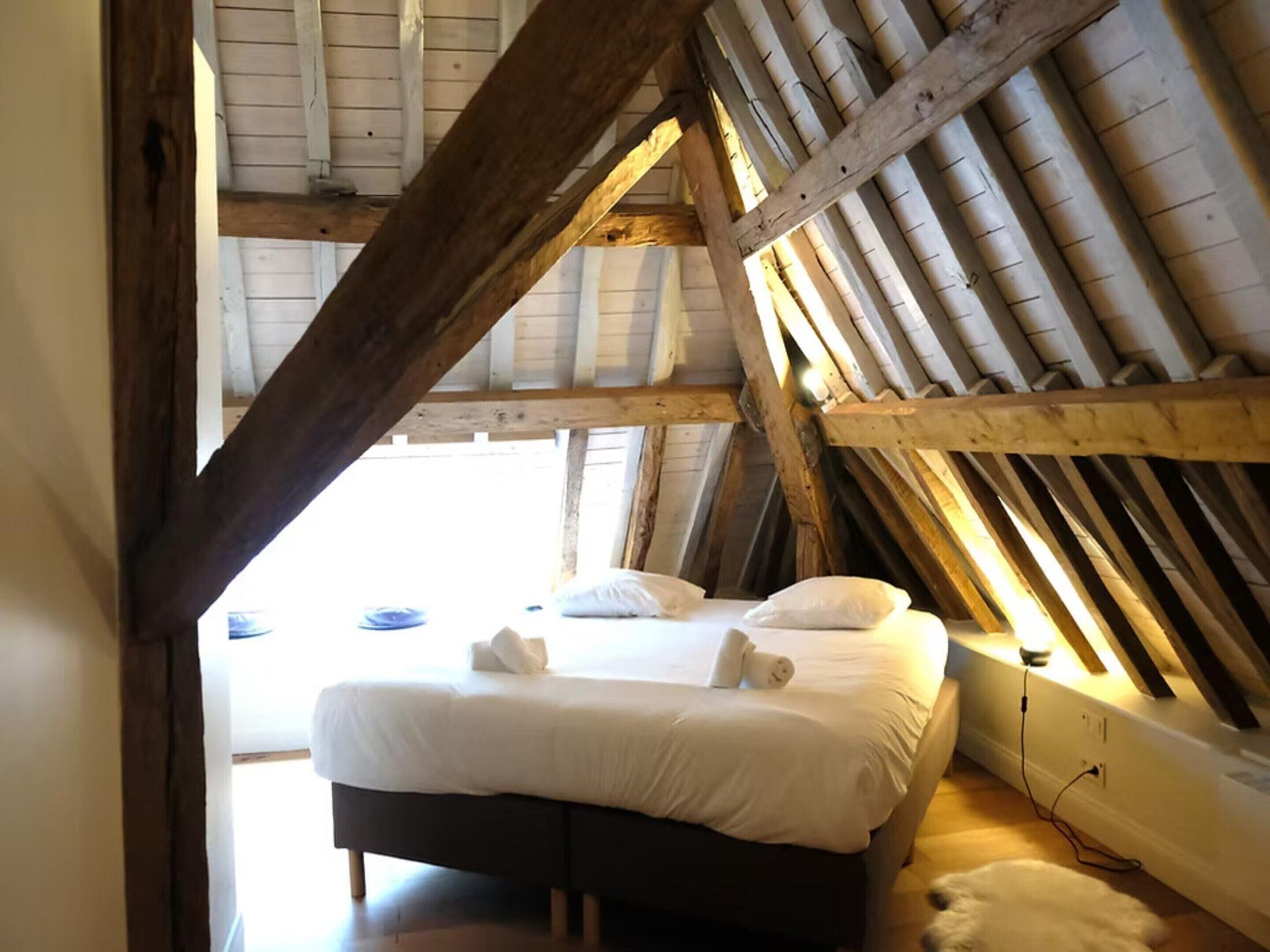 4 عدّة غرف نوم وملاءات أسرّة