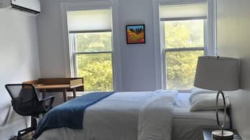 Tabla de planchar con plancha, wifi y ropa de cama