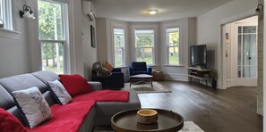 Televisie en een open haard