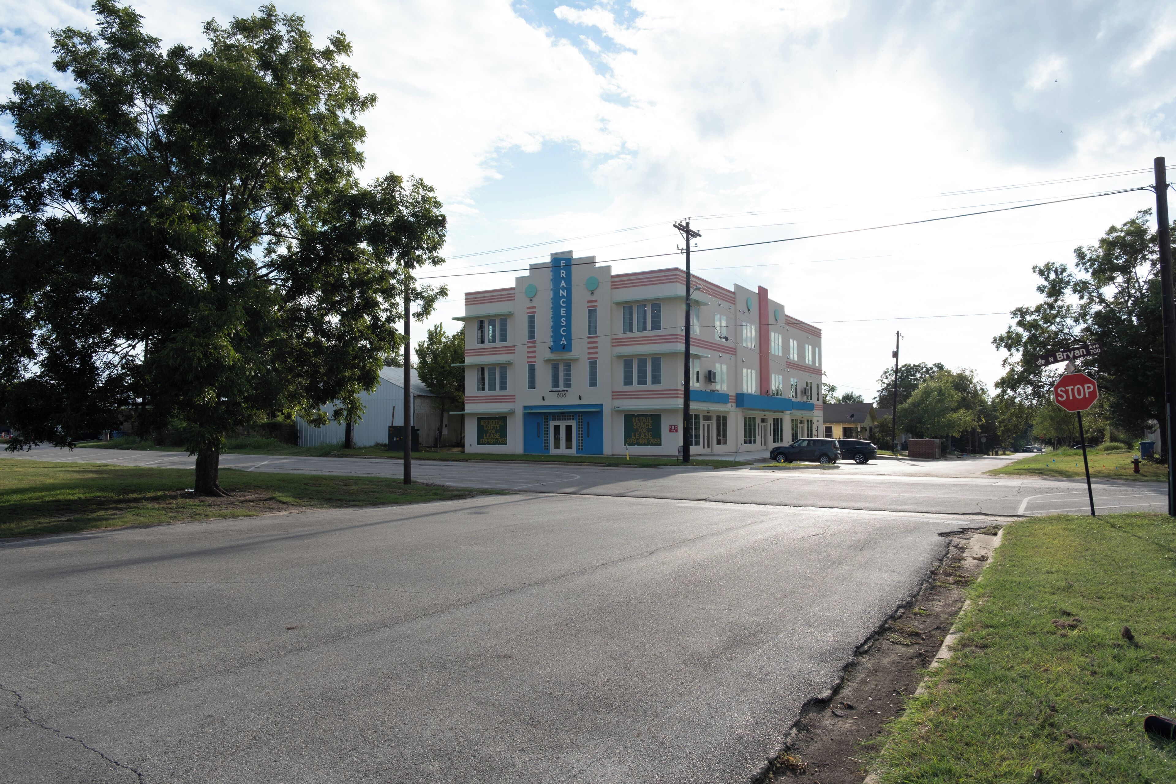Un edificio de varios pisos con un letrero llamativo que dice "BRUNESCO".